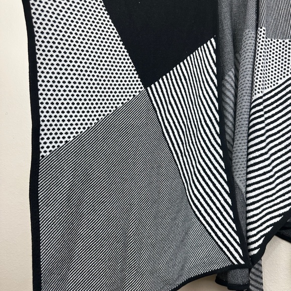 Chico's Geo Graphic Jacquard Poncho Cape One size - Picture 4 of 6